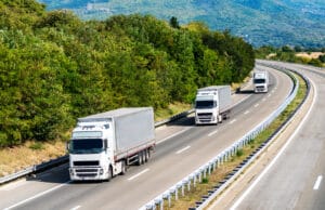 Caminhões em uma rodovia com o óleo de motor da VP Auto Peças.